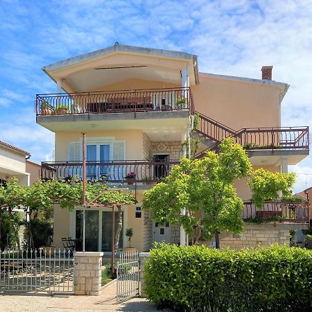 Apartments Lirio Umag Luaran gambar