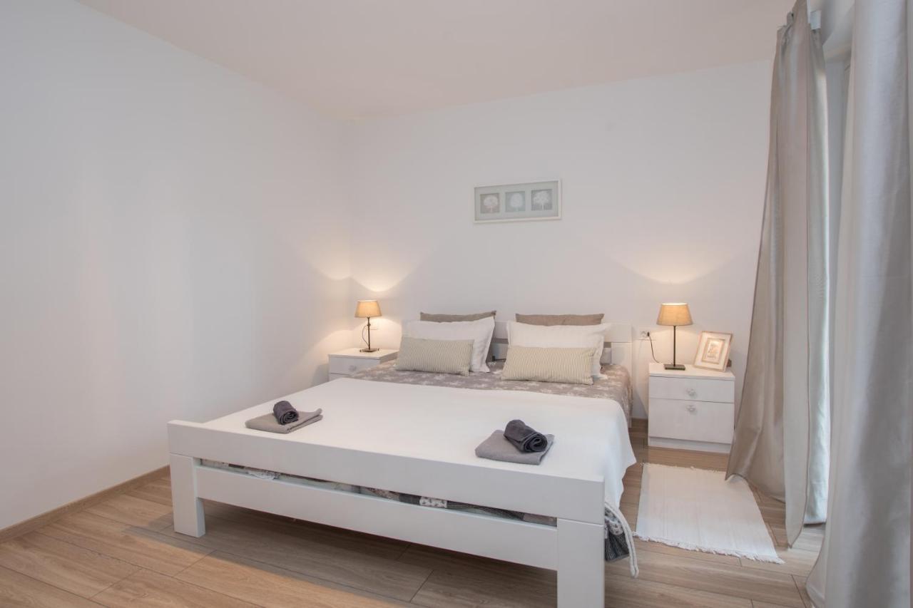 Apartments Lirio Umag Luaran gambar
