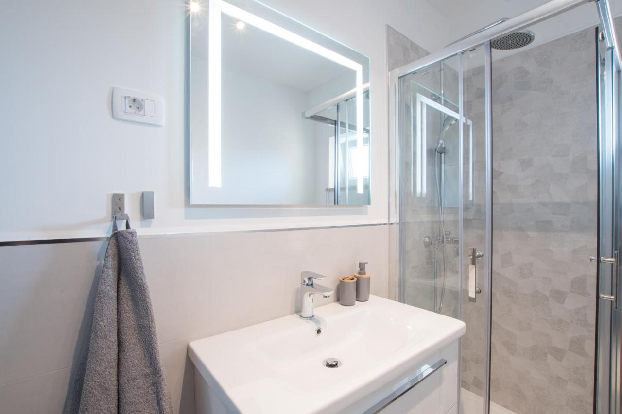Apartments Lirio Umag Luaran gambar