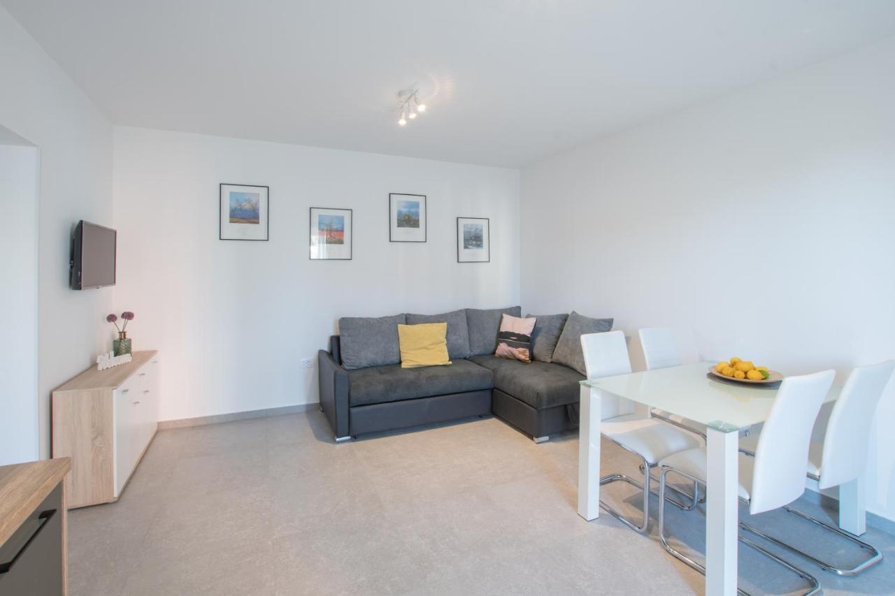 Apartments Lirio Umag Luaran gambar