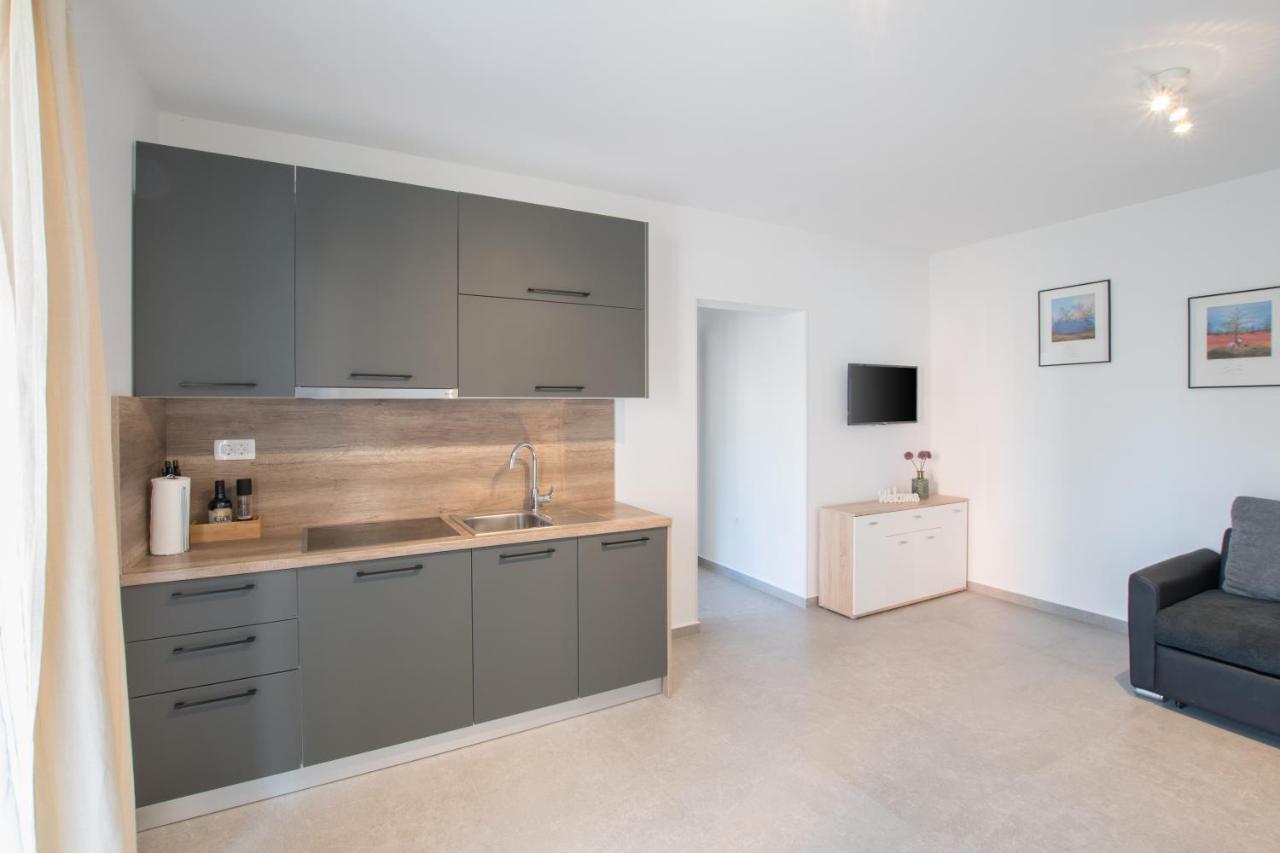 Apartments Lirio Umag Luaran gambar