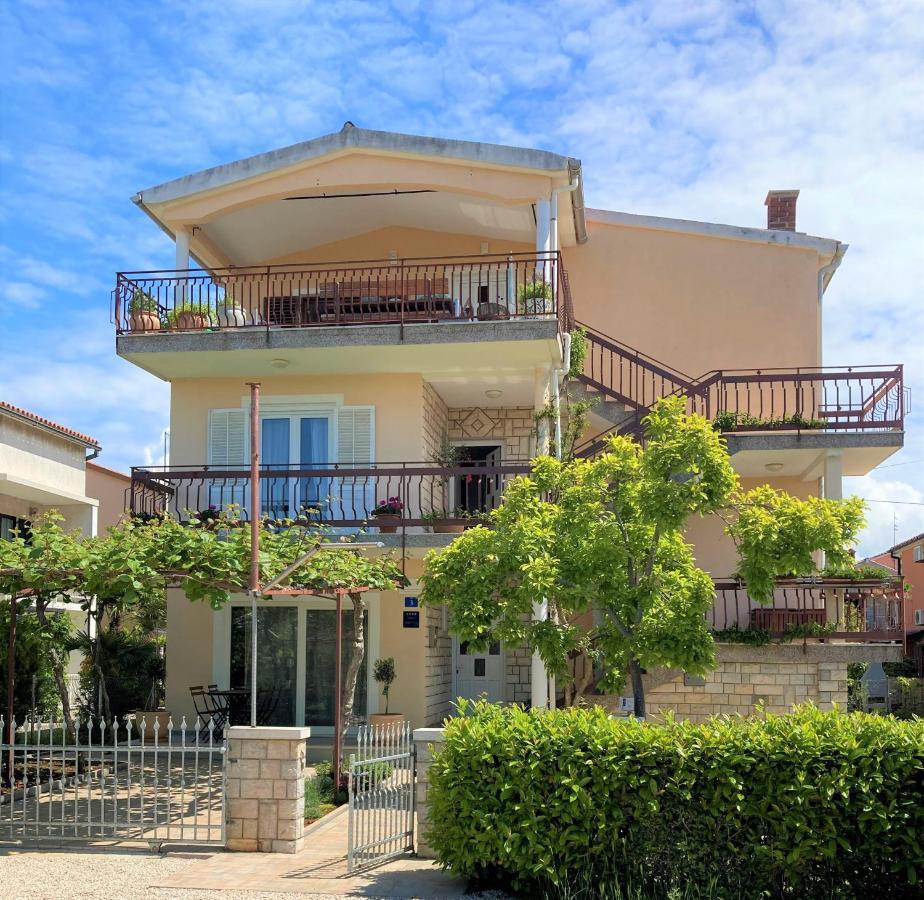 Apartments Lirio Umag Luaran gambar