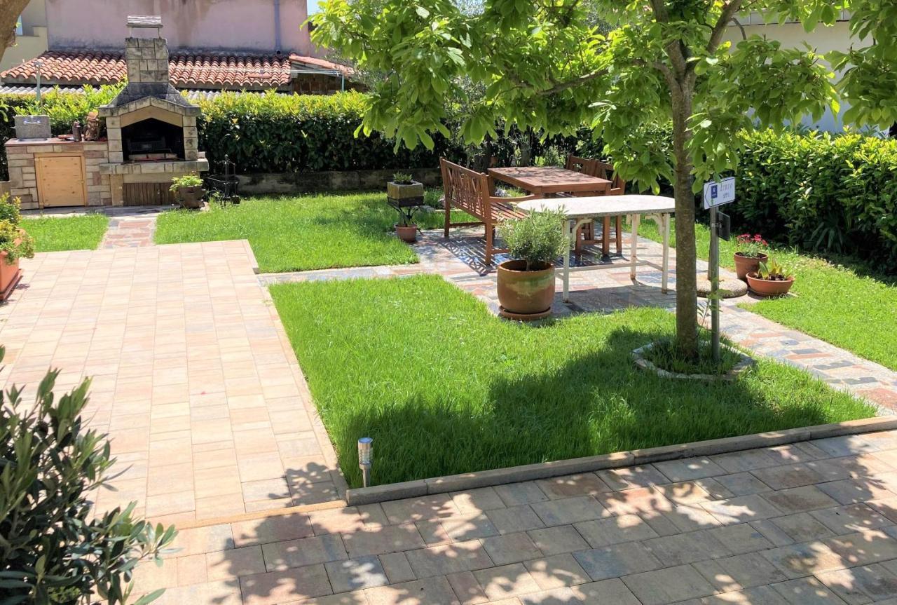Apartments Lirio Umag Luaran gambar