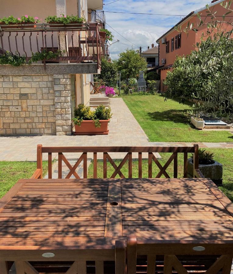 Apartments Lirio Umag Luaran gambar